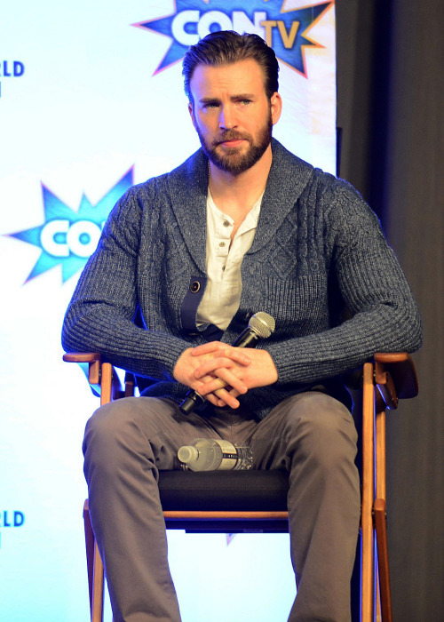 chrisevanslive:CHRIS EVANS and his water bottle at Wizard Comic Con, 2016.