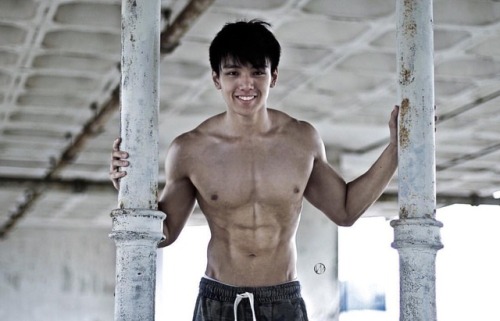 devilrysg: bugscasper:I’ve always admired his cute charming smile and his gorgeously toned body! His