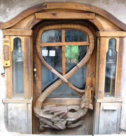 sixpenceee:  A dragon door in the Czech