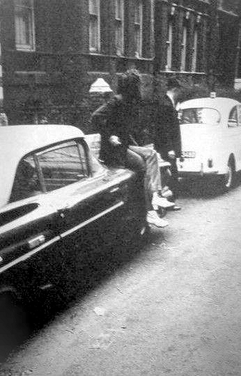 Mick Rock Syd Barrett ‘Pontiac Parisienne’ outtake. Source: Armando Boris Jara Vejarano at Syd Barrett Fan page. Restauration, watermark and coloured border removal by Felix Atagong.