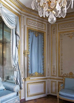 Lesliaisonsdemarieantoinette:les Liaisons De Marie Antoinette |Â A Door In The