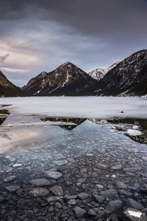 photos-worth:Stones, by SimonKirchmairThe Heiterwanger See at Tyrol.(Austria)