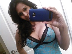 sexyindiangirlsxxx:  Indian Wife takes selfie