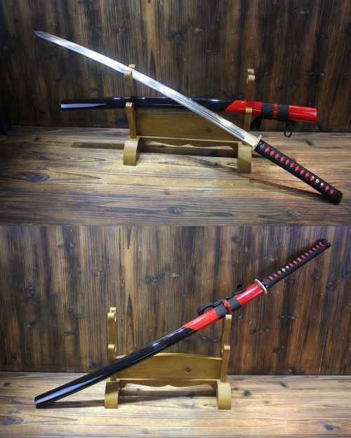 A Katana that combines red and black to create a powerful, eye-catching look.⠀⠀Follow us @katanasfor
