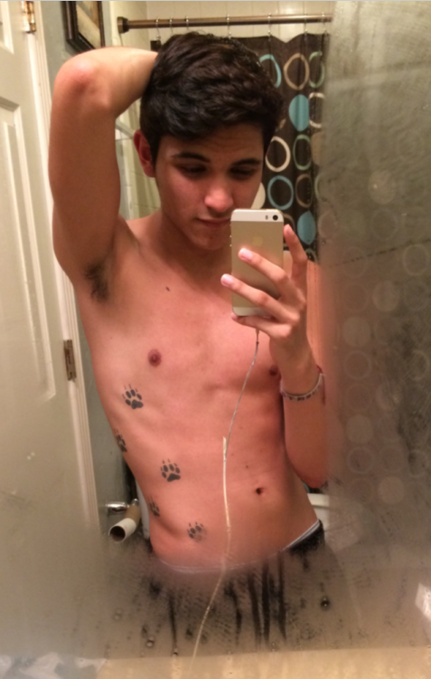 nitemaresanddaydreams:  Fresh out the shower :3  Eeep! Loser! :3