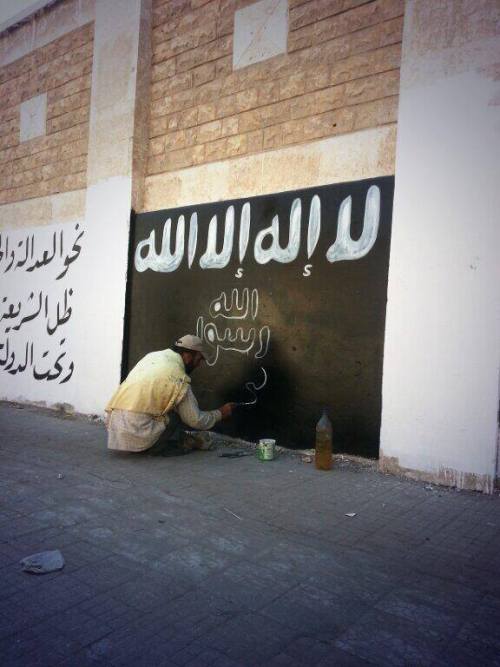 gharibafisabilillah:  Syria - Aleppo: Calligrapher and painter of the Islamic State of Iraq and Sham. حلب : خطاط ورسام الدولة الإسلامية  