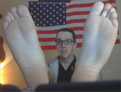 jfeet14:  This nerd’s big feet have made me so horny!