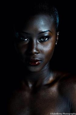 blackfashion:  beauty;; skin as black as night. ama. student. 