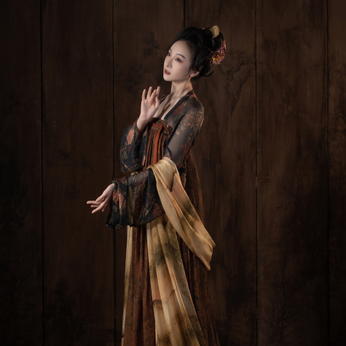 fouryearsofshades:qixiong shanqun by 襦一坊汉服工作室The skirt was made from 香云纱/xiāngyúnshā gambiered Guang