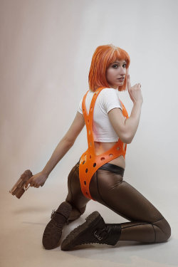 hotcosplaychicks:  Leeloo cosplay by Nebulaluben Check out http://hotcosplaychicks.tumblr.com for more awesome cosplay