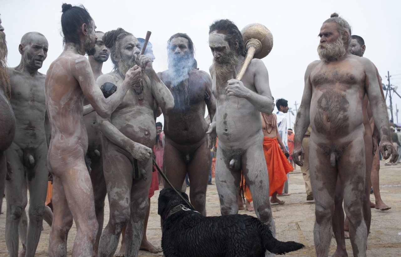 thenakedspiritualist:  Naga sadhus, in India, covering their nude bodies with ash