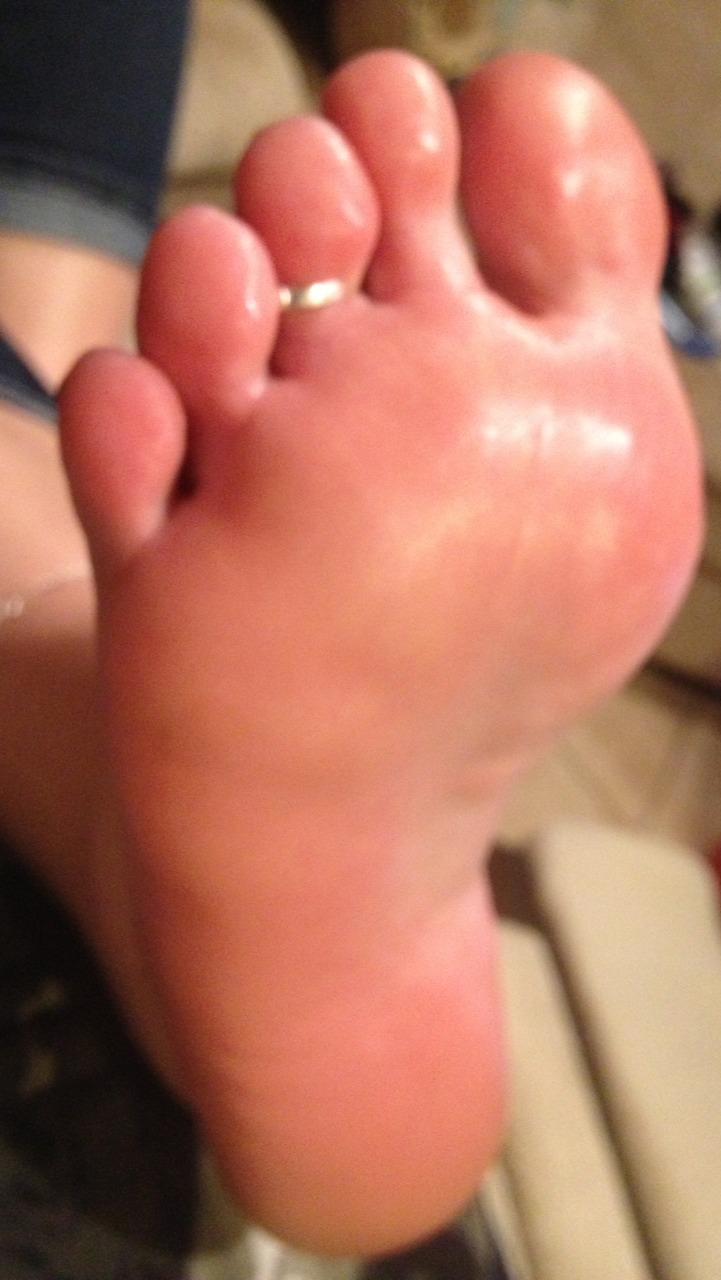 myfeet4you:  Lotion is good;) 💋👣💋👣💋  Yes it is! Not only to keep them