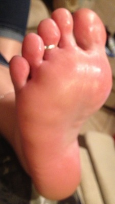 Myfeet4You:  Lotion Is Good;) 💋👣💋👣💋  Yes It Is! Not Only To Keep Them