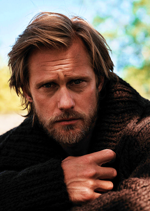 bladesrunner: ALEXANDER SKARSGÅRD ʟ'ᴜᴏᴍᴏ ᴠᴏɢᴜᴇ | ᴏᴄᴛᴏʙᴇʀ