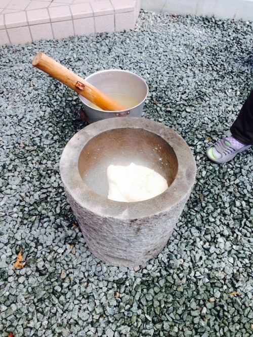 iconomiccc:  Japanese eat rice cake on New Year’s Day traditionally. This is a photo that is making 