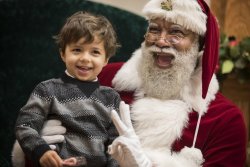bellygangstaboo:   Mall of America, The largest mall in the US, just hired its very first black Santa and he’s just perfect!