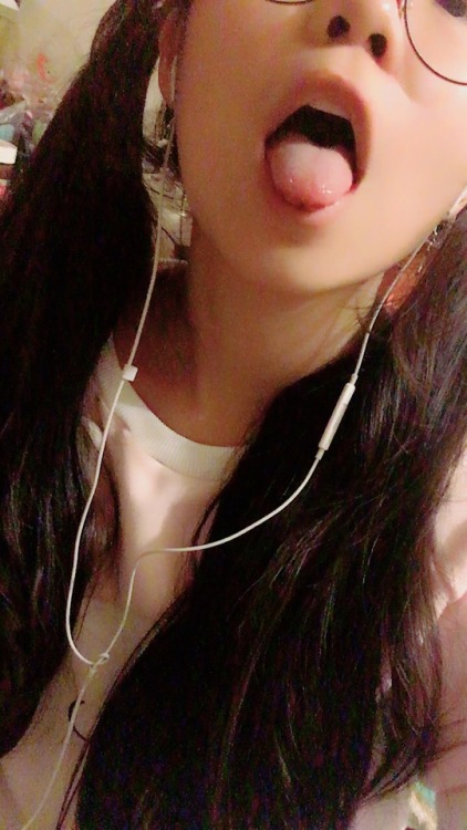 seventeenmasochism: 今天是双马尾小母狗哦 等着滚烫的精液射进来呢#母狗 肉便器#骚逼#女奴#抖m#萝莉#求凌辱#双马尾