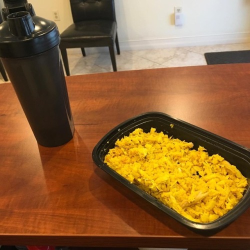 Lunch! Chicken and Yellow (Cauliflower) Rice! It turned out perfect!  #mealprepideas #mealprepinspir