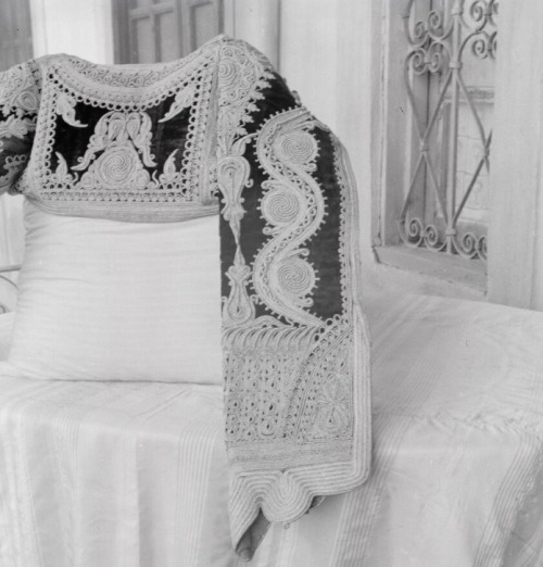 traditional embroidered çepken from Kosovo, 1930/1939.Jacqueline Bénézech.