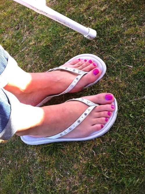 toeman969: My sexy blonde coworker’s pretty feet, soles and face while at a company picnic. She let 