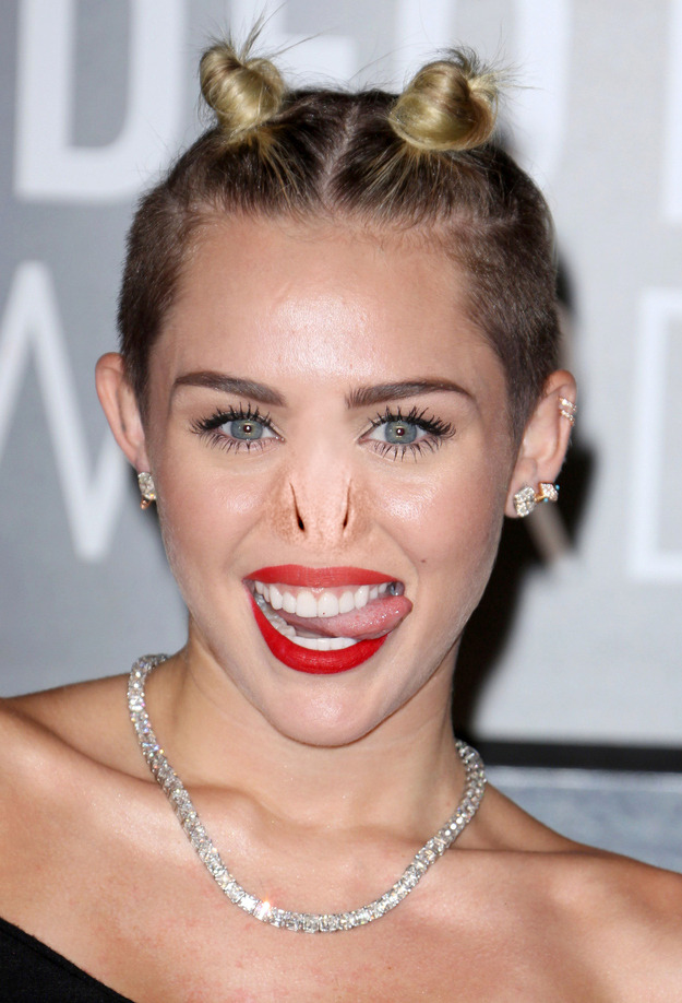 yellow-trickster:  heyfunniest:  Celebs with Voldemort’s nose. [x]  hey guys how