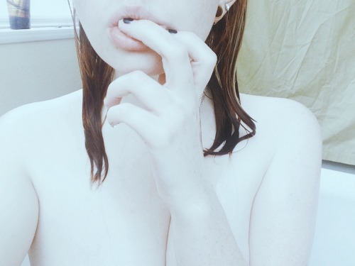 kitten-kui:  👄   (they/them) 