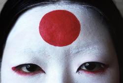 rumikokoyanagi:  Thomas Hoepker JAPAN. Tokyo. The sun of the Japanese flag painted on a girl’s forehead. 1977. 