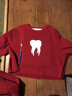 glumshoe:just painted a big ass tooth on