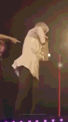 baconnotbaekhyun:Byun Baekhyun ft his LETHAL bodyrolls 😵+ please someone make
