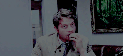 acklesjensn:Misha eating his little snack  (◡‿◡✿)
