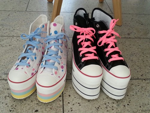 kuriicorn: My new shoes by max star :3 I addet some laces in other colors  Skyblue and neon pink :3&