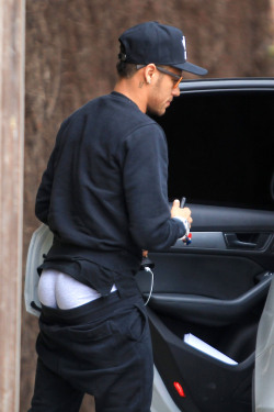 fzneymar:  Neymar gestern nach einem Werbe Shooting in Barcelona 😂 (26.02.2015)  Source ego.globo.com &amp; ofuxico.com.br