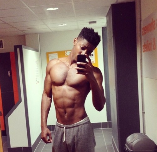 beautifulblackmenfromphilly:  Esa maldita curiosidad de saber que piensa o que siente por mi.