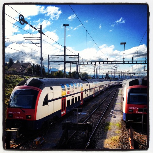 lettersfromtitan:Swiss trains for Weeds.asdfghjklI really like the colors here!ALSO I REALLY LIKE YO