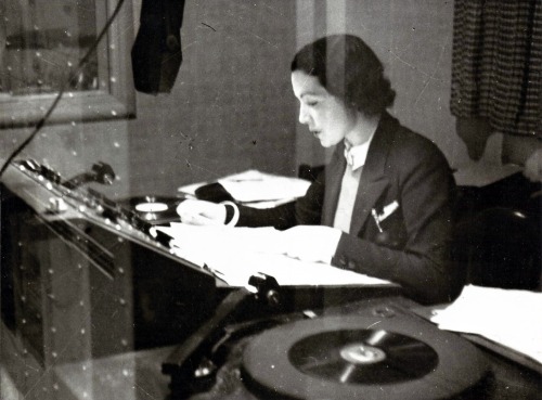 droitsdesfemmes:Wyn Gilmour dans la cabine de la station de radio 2CA, Canberra, Australie, 1938.Wyn