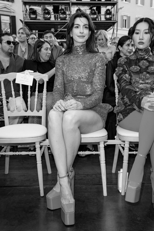 analogwerk: Anne Hathaway photographed at the Valentino Haute Couture Fall/Winter 22/23 fashion show on July 08, at Piazza Di Spagna 2022 in  Rome, Italy - photography by Daniele Venturelli