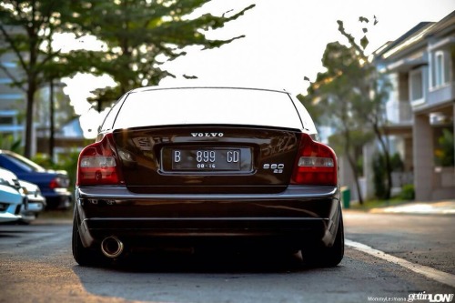 ipdvolvo:  thatyellowvolvoguy:  swedmet:  Hendrik Abenk’s sexy S80 from Indonesia.  Gorgeous!  Whoa