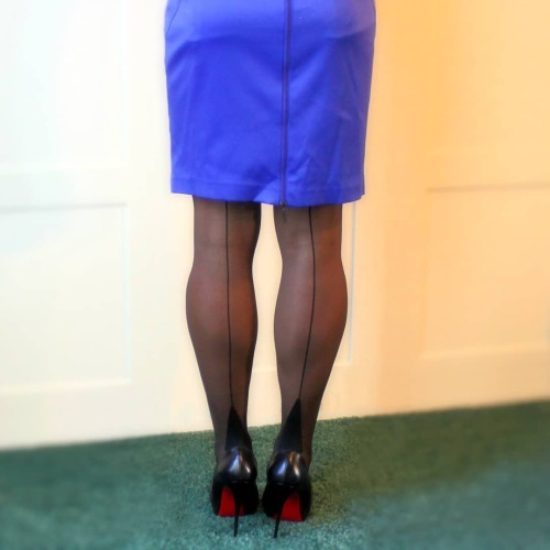 Do you like my seams?-Dress: @jessicasimpsonstyle Hosiery: @victoriassecret “Very Sexy” 