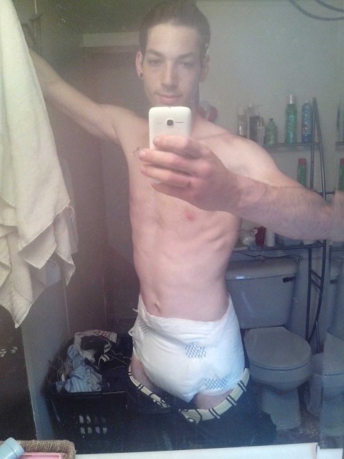 jaylm2392:  My nappy day  VERY sexy man! Would love to see him piss his pants.