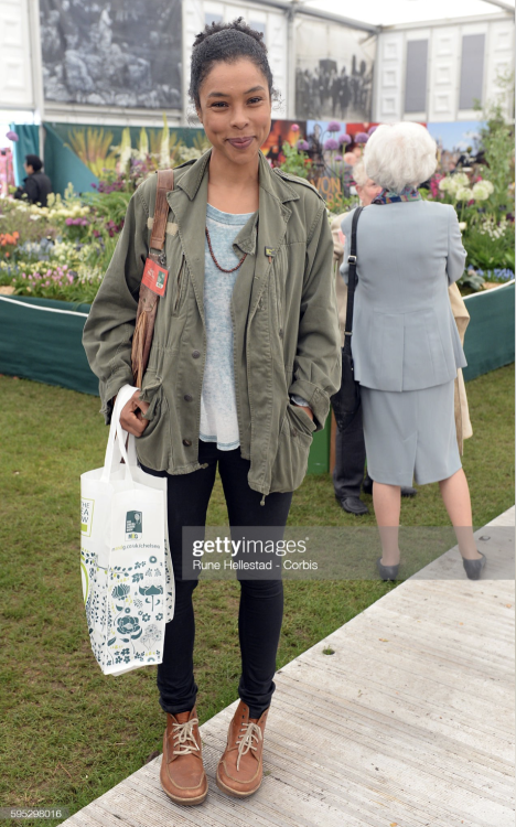 masterpieceofunderstatement:Here to stan Sophie regularly looking like a proper cute cozy queer at t