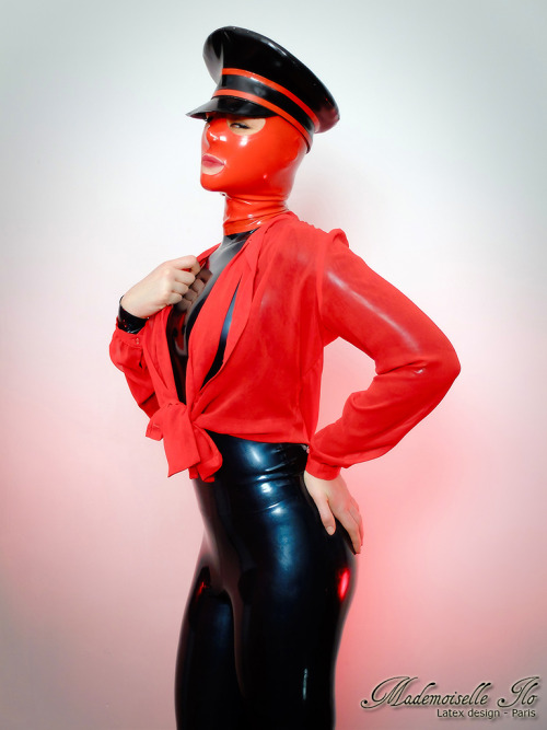 Mademoiselle Ilo - Latex leggins and top with hood and capModel : MoonPhoto : Hugohttps://www.mademo