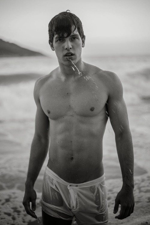 jihelle:  Guilherme Bravin photographié par Eber Figueira  Inspiring wet dreams&hellip;