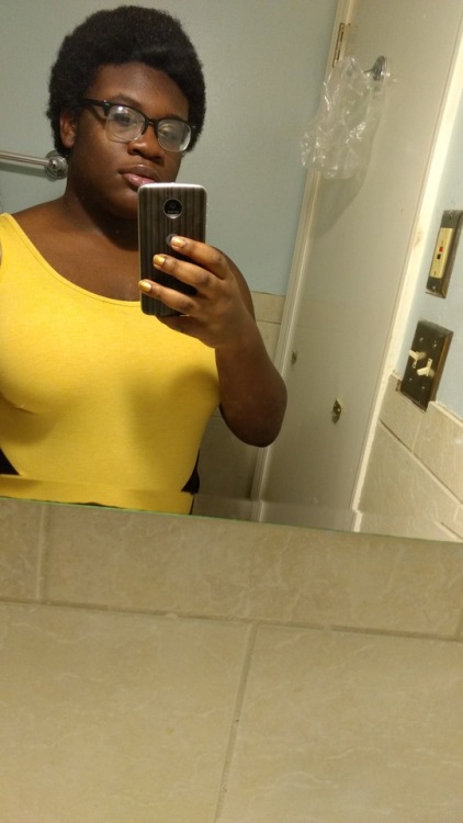 kimreesesdaughter:  dudeings:  darkskin appreciation day ft. bathroom selfies, stretch marks & yellow. have a good one!  @kimreesesdaughter  Okay but yellow x dark skin makes me so happy!