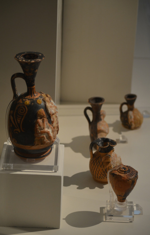 athens-archaeological-museum: Lekythos in the shape of an aryballos with decoration rendered in reli