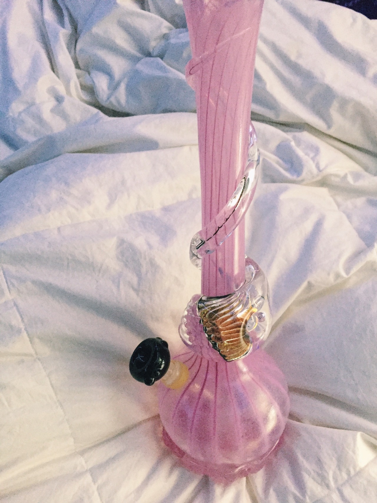 shay-gnar:  laadyyblue:  I am screaming over how adorable my new bong is.😭💕