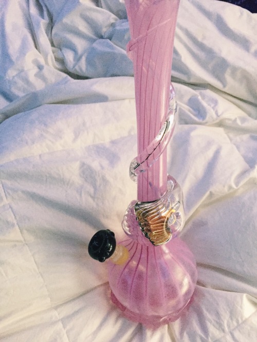 I am screaming over how adorable my new bong is.😭💕
