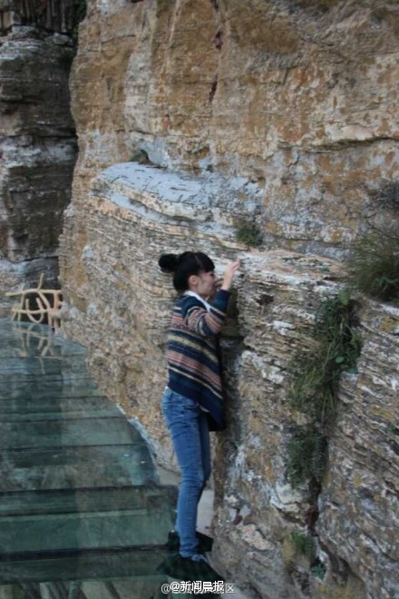 offbeatchina:Longest skywalk in China is 2-meter wide and 1900 meters above sea level. in Hebei Bais