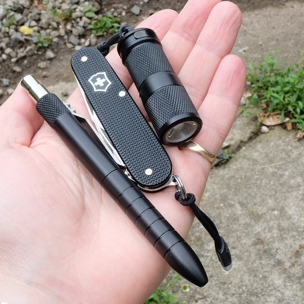 All black today. #victorinox #victorinoxswissarmy #victorinoxalox #alox #aloxaholic #aloxpox #swissarmyknife #everydaycarry #sak #sakaddict #sakallday #edc #edccommunity #knifecommunity #edcig #writelightslice #edcuk #gearporn #geardump #pocketdump...