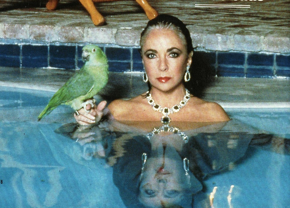 carolathhabsburg:  Elizabeth Taylor and her wonderful emerald-diamond demi parure.