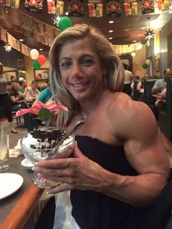 femalemuscletalk:  pdgde:  Mmmmmmmmm… 